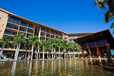 迈向都市的二次元开放世界游戏《代号：无限大》，第一步当然是来场“city walk”